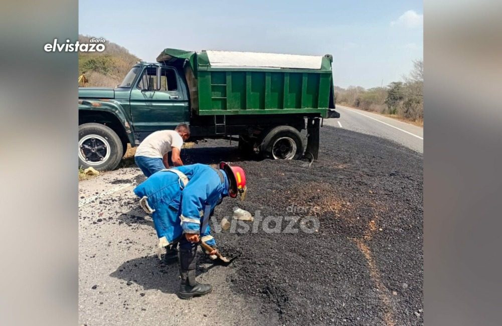 Camión volteo con 10 toneladas de asfalto se volcó cerca del Complejo Petroquímico de Jose