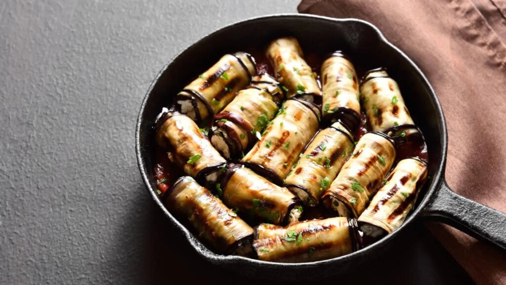 Canelones de berenjenas rellenos de atún y queso, una cena económica y saludable que se puede hacer sin horno