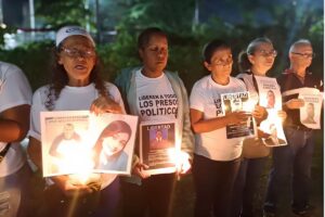 Casi 200 presos políticos militares en los centros de tortura