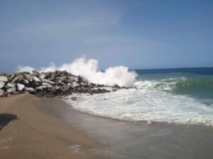 Cierran playas por mar de fondo en La Guaira