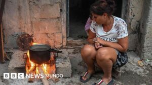«Cocinamos con carbón y leña para 3 familias del barrio»: cómo viven los cubanos el mayor racionamiento de combustible en décadas y en qué se parece al Periodo Especial