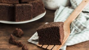 Cómo hacer un bizcocho integral, vegano y endulzado con dátil por menos de 3 euros la porción