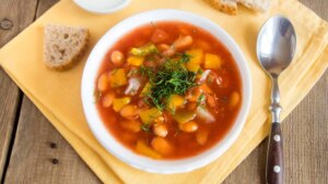 Con refrito, una receta fácil para hacer unas alubias de rechupete y sin carnes