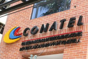 Conatel cerró la emisora Qué Buena 99.3 FM en El Tigre tras seis horas de inspección