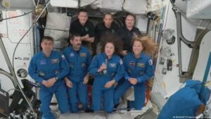 Cuatro astronautas llegan a la EEI tras evacuación médica
