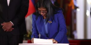 Delcy Rodríguez firma Ley de Amnistía