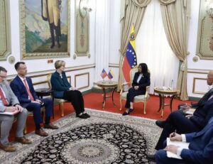 Delcy Rodríguez recibe a Laura Dogu en Miraflores