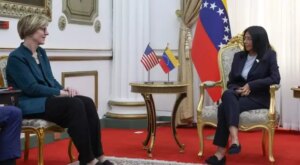 Delcy Rodríguez se reúne con la encargada de Negocios de EEUU