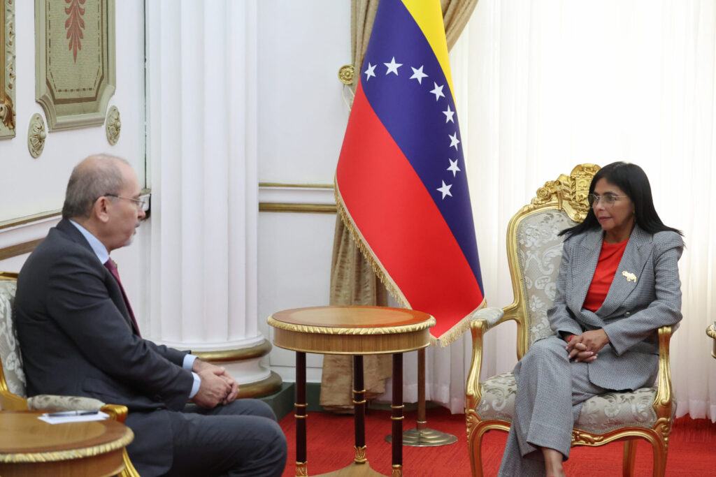 Delcy Rodríguez se reunió en Miraflores con el canciller de Jordania, Ayman Hussein Al-Safadi - AlbertoNews