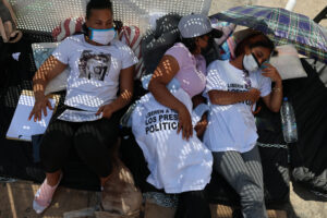 Desmayos y dolores de cabeza: familiares de presos políticos en huelga de hambre se descompensan a la espera de liberaciones en Zona 7 – AlbertoNews