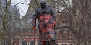 Detienen a un hombre por grafitear una estatua de Churchill en Londres con proclamas antisemitas