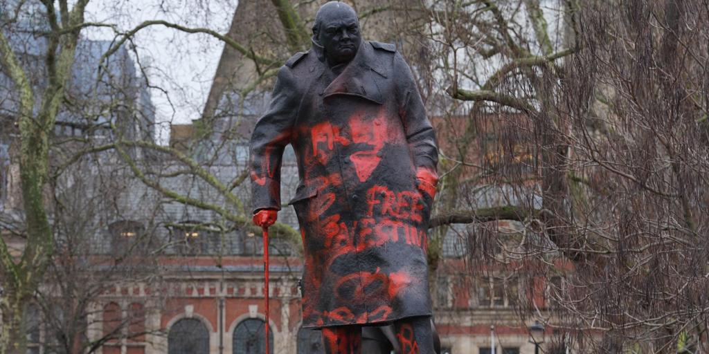 Detienen a un hombre por grafitear una estatua de Churchill en Londres con proclamas antisemitas