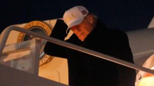 ESTADOS UNIDOS | Un jet privado de un socio de Trump, usado por ICE para deportar palestinos a Cisjordania | elperiodico.com