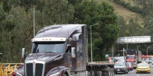 Ecuador sube a 50% la «tasa de seguridad» a Colombia y escala la guerra comercial