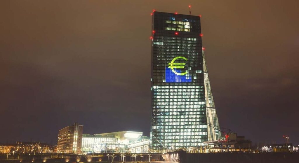 El BCE mantiene los tipos de interés en el 2% por quinta vez consecutiva y se aferra a su estrategia de ir 'reunión a reunión'