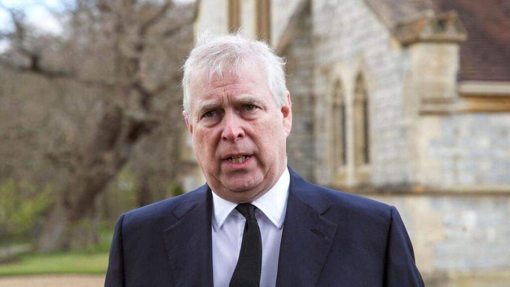 En esta foto de archivo tomada el 11 de abril de 2021, el príncipe Andrés de Gran Bretaña, duque de York, habla durante una entrevista televisiva frente a la Capilla Real de Todos los Santos en Windsor, dos días después de la muerte de su padre, el príncipe Felipe de Gran Bretaña, duque de Edimburgo. 