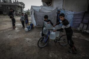 El avance autoritario encabezado por Trump amenaza los derechos humanos en todo el mundo, según HRW | elperiodico.com