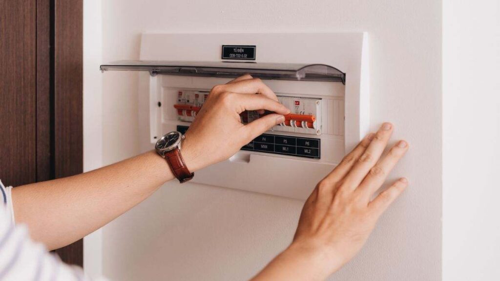 El botón del cuadro eléctrico que debes pulsar por lo menos una vez al mes, según un experto