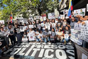 El desgarrador clamor de las familias frente al Palacio de Justicia