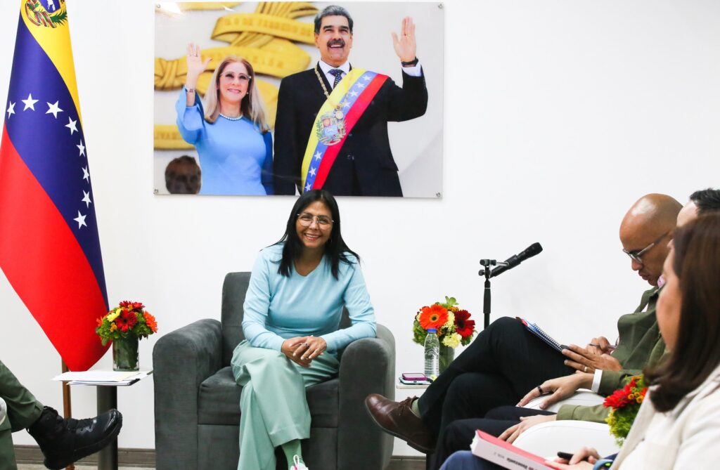El doble juego de Delcy Rodríguez: libera a presos para luego arrestarlos en casa y retrasa la Ley de Amnistía