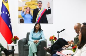 El doble juego de Delcy Rodríguez: libera a presos para luego arrestarlos en casa y retrasa la Ley de Amnistía