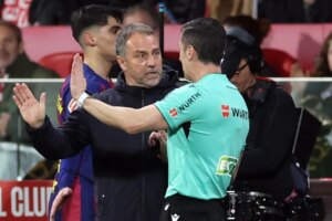 El enfado de Flick: «¿Cómo lo viste? ¿Es falta? Si hubiésemos jugado bien, hablaría más de ello» | LaLiga EA Sports 2025 | elmundo.es