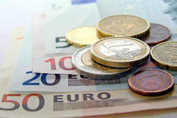 El euro cae con fuerza tras las cifras de fuerte creación de empleo en EEUU