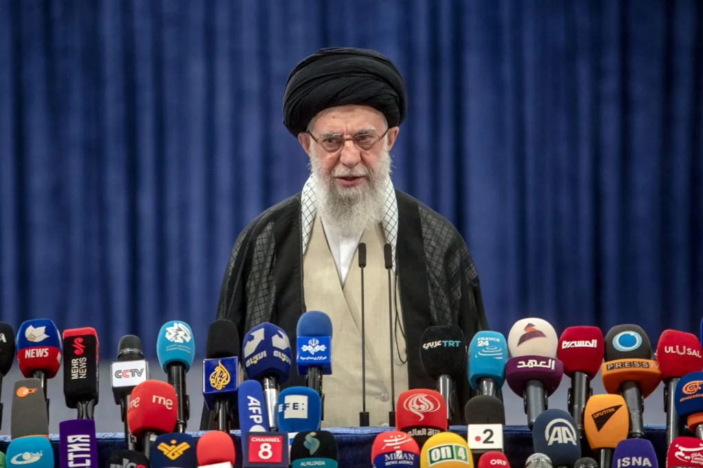 El líder supremo de Irán advierte a EEUU que "si empiezan una guerra, esta vez será una guerra regional" - AlbertoNews