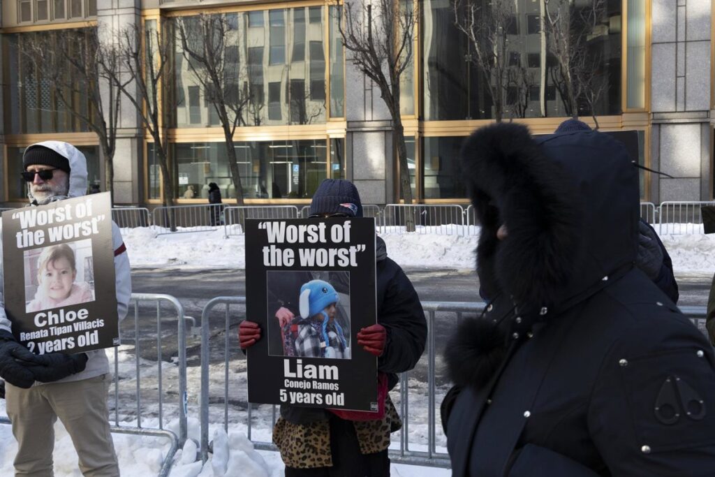 El niño de cinco años Liam Conejo y su padre están libres y de vuelta en Minnesota