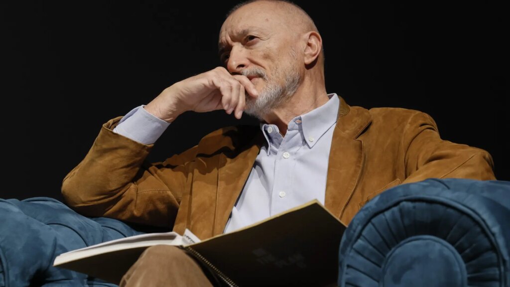 El pequeño bar de tapas con más de 50 años de historia que enamora a Arturo Pérez-Reverte cada vez que va a Sevilla