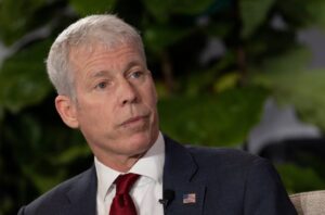 El secretario de Energía de EEUU llega a Venezuela con la tarea de recuperar la industria petrolera