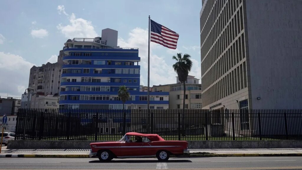 En medio de la incertidumbre política, embajadas y empresas activaron planes de evacuación de Cuba