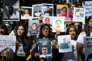 Familiares de presos políticos se encadenan en Zona 7 en protesta por diferimiento del debate de la ley de amnistía