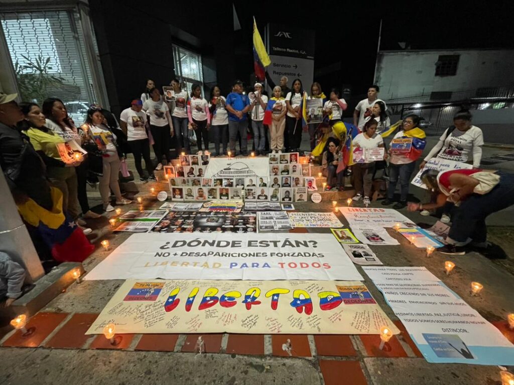 Familias cumplieron 28 noches de protesta en El Helicoide exigiendo libertad de presos políticos
