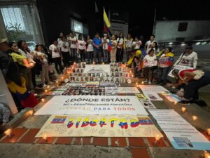 Familias cumplieron 28 noches de protesta en El Helicoide exigiendo libertad de presos políticos