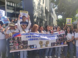 Familias protestaron frente a la AN para exigir que trabajadores de Pdvsa sean liberados (VIDEOS)