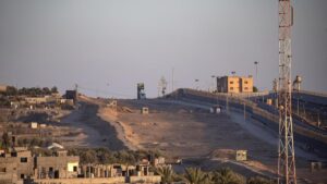 GAZA ISRAEL | Gaza denuncia que Israel solo permitió entrar a 12 palestinos en el día de reapertura del paso de Rafah | elperiodico.com