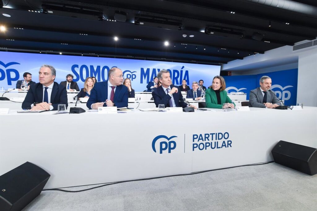 'Génova' enfría el pacto con Vox en Extremadura pero espera una "ventana de oportunidad" tras las elecciones de CyL
