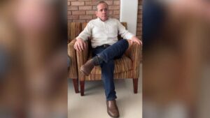 Grillete electrónico y silenciado: así cumple Juan Pablo Guanipa su arresto domiciliario