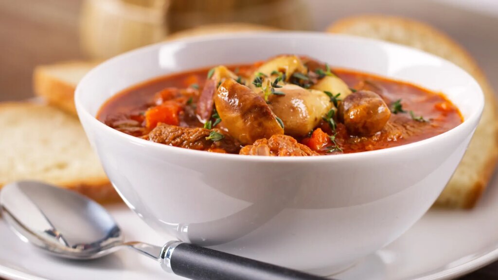 Guiso de sepia con patatas, un plato "fácil, sano y espectacular" para combatir las bajas temperaturas