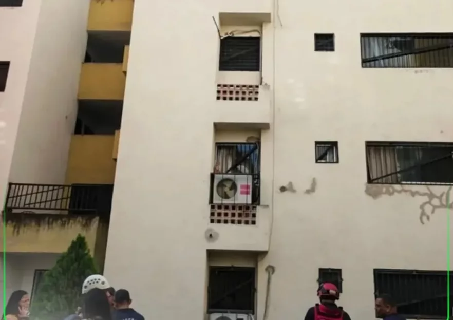 Hombre fallece tras caer de un cuarto piso en Los Guayos