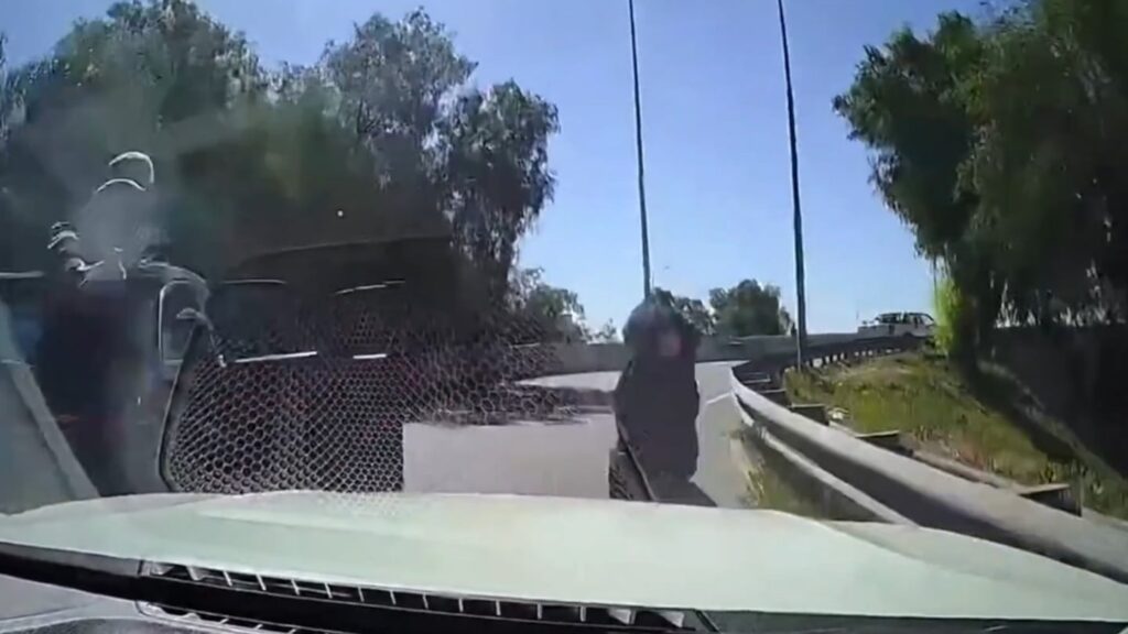 Impactante VIDEO: Intentaron asaltarlo en la autopista, le dispararon y atropelló a uno de los delincuentes