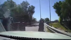 Impactante VIDEO: Intentaron asaltarlo en la autopista, le dispararon y atropelló a uno de los delincuentes