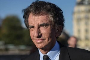 Jack Lang dimite como presidente de Instituto del Mundo Árabe al aparecer su nombre y el de su hija más de 673 veces en los archivos del caso Epstein | elmundo.es