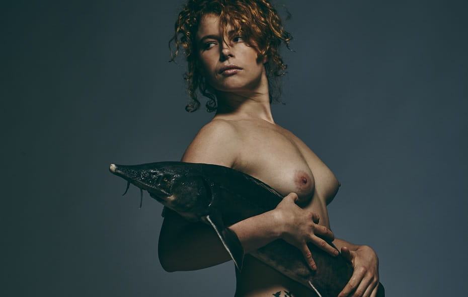 Jessie Buckley desnuda en la campaña Fishlove Project