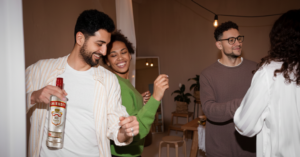 Joven transforma predespacho en afterparty llevando botella de Smirnoff N. 21 – El Chigüire Bipolar