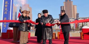 Kim Jong-un inaugura un barrio para las familias de los «héroes caídos» en la guerra de Ucrania
