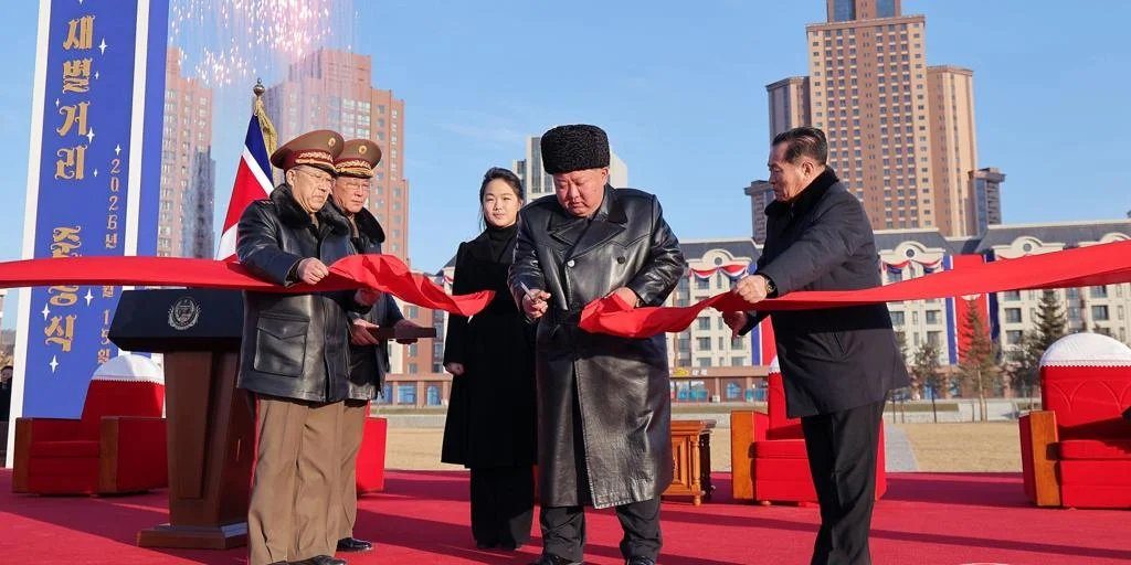 Kim Jong-un inaugura un barrio para las familias de los «héroes caídos» en la guerra de Ucrania