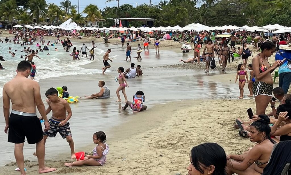 La Guaira registra ocupación total de playas en inicio de carnavales