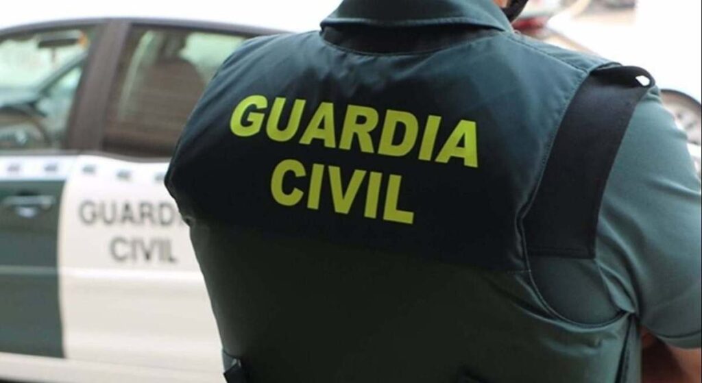 La Guardia Civil detecta un nuevo método para vaciar cuentas por WhatsApp suplantando la identidad de cientos de personas